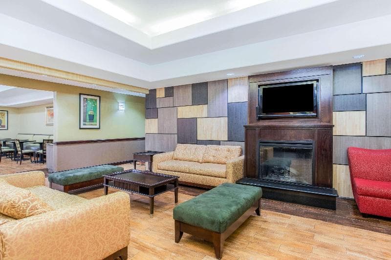 La Quinta Inn & Suites by Wyndham Ennis 5