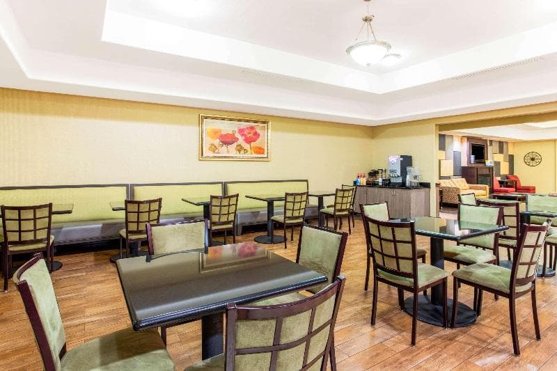La Quinta Inn & Suites by Wyndham Ennis 3