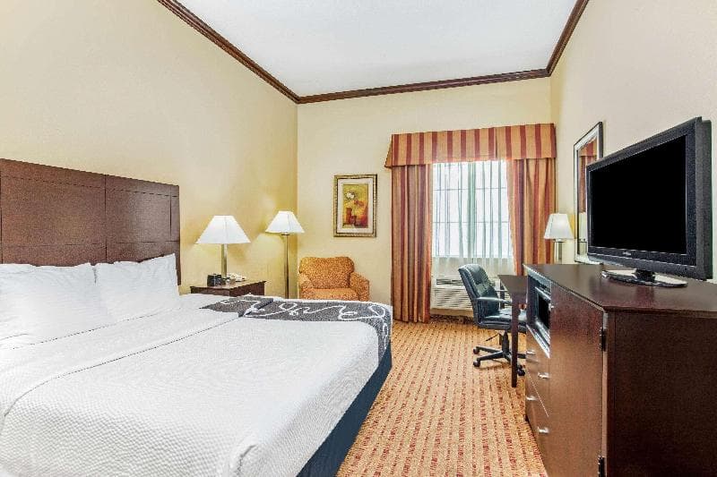 La Quinta Inn & Suites by Wyndham Ennis 4
