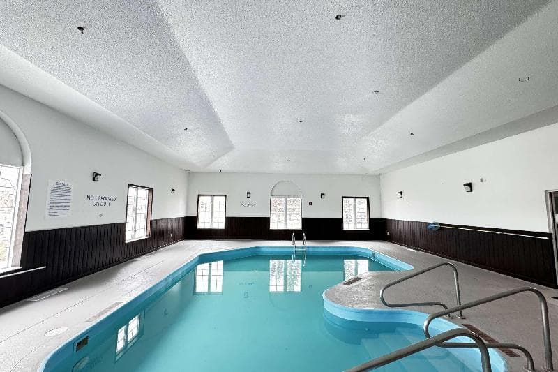 Super 8 By Wyndham Eagle River 5