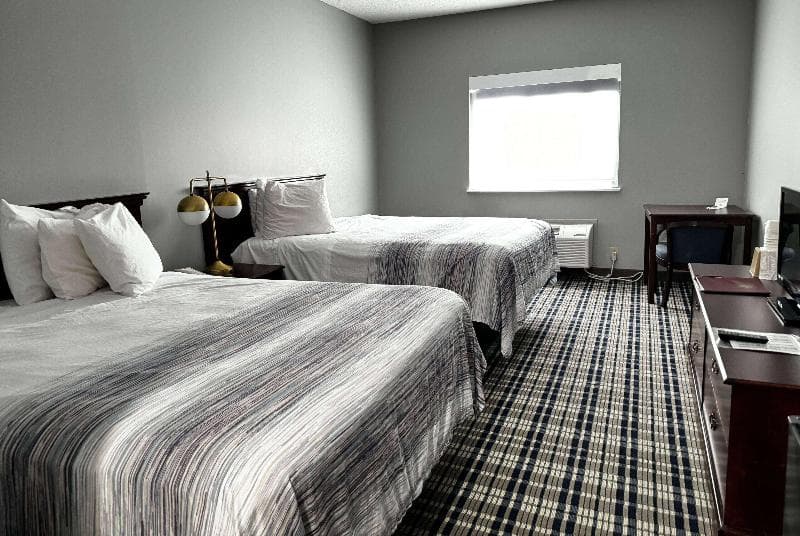 Super 8 By Wyndham Eagle River photo 1