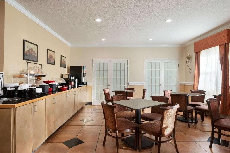 Ramada by Wyndham Elizabethtown 4