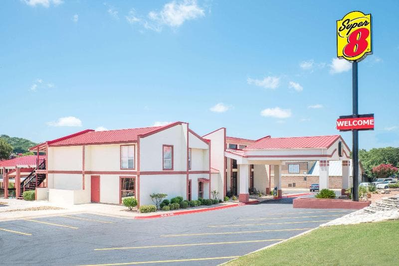 Super 8 By Wyndham Kerrville 4