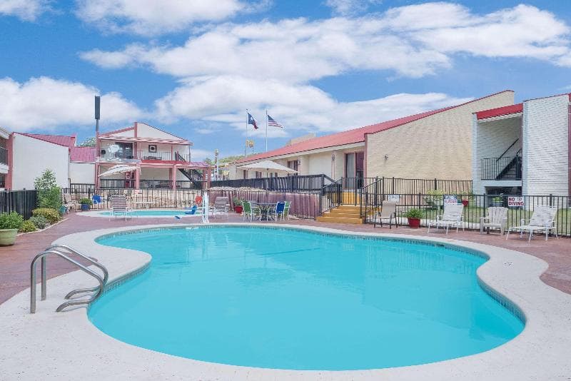 Super 8 By Wyndham Kerrville 3