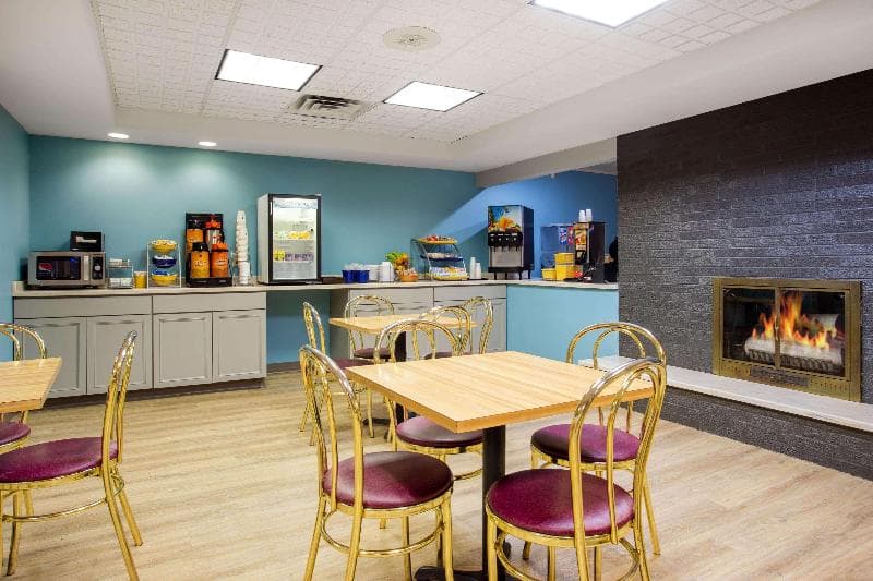Days Inn by Wyndham Marquette 3