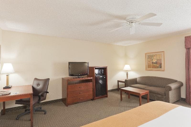 Holiday Inn Express Evansville - West photo 1