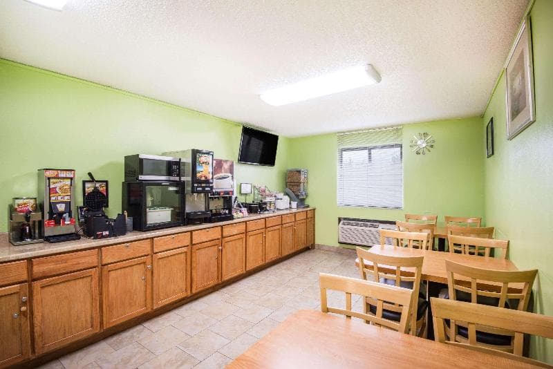 Super 8 by Wyndham Emporia 4
