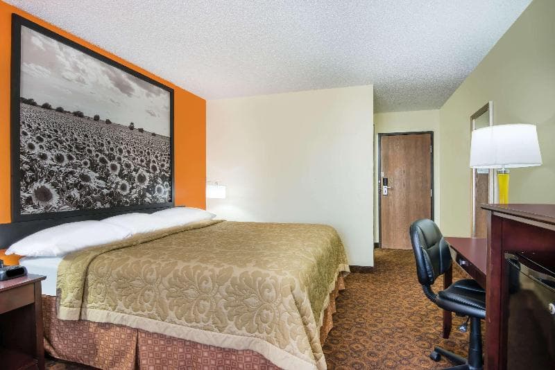Super 8 by Wyndham Emporia 5