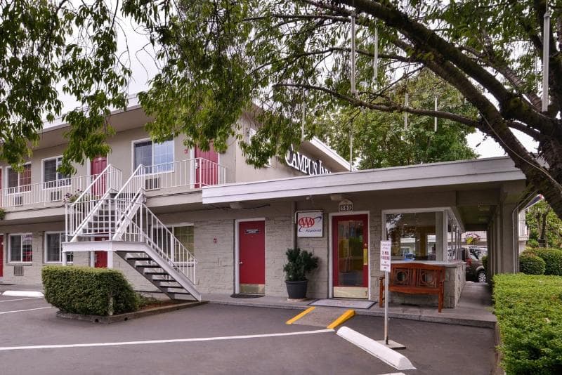 Campus Inn & Suites photo 1