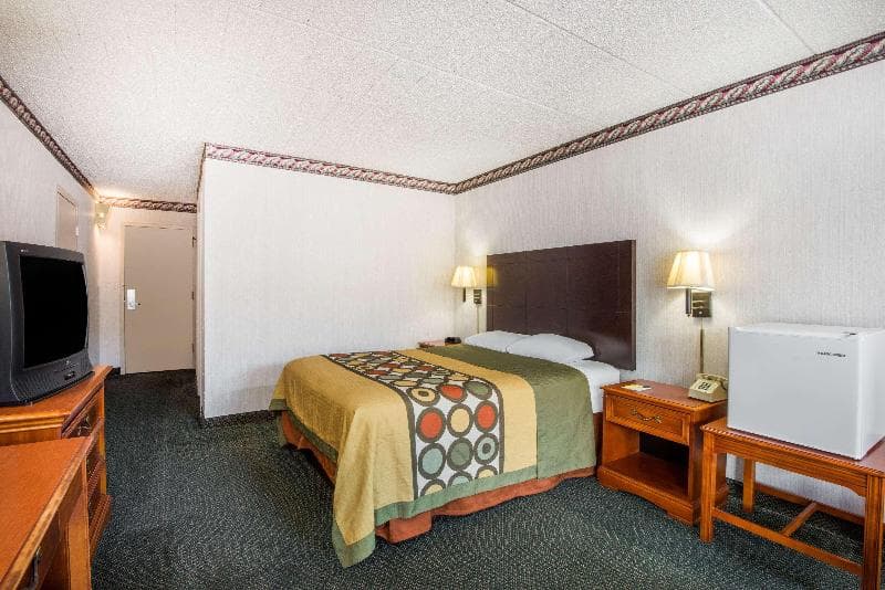 Super 8 by Wyndham Erie/I-90 4