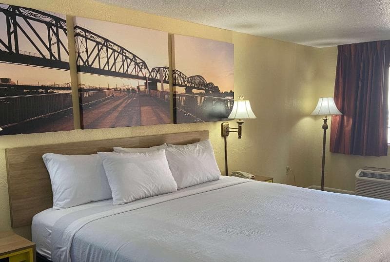 Days Inn By Wyndham Clinton photo 1