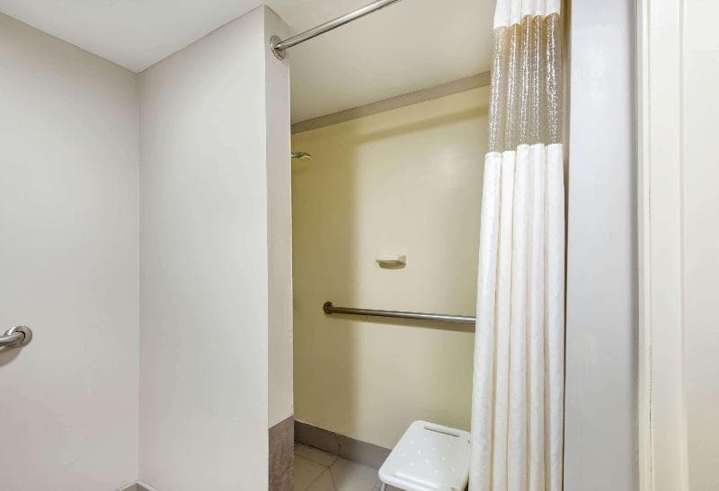 La Quinta Inn & Suites by Wyndham Newark - Elkton 5
