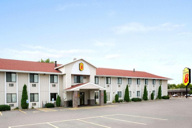 Super 8 By Wyndham Eau Claire 5