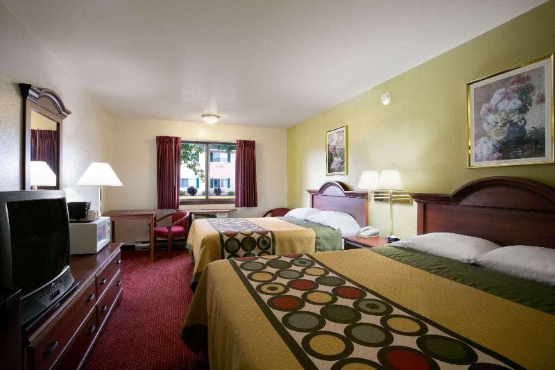 Super 8 By Wyndham Eau Claire photo 1