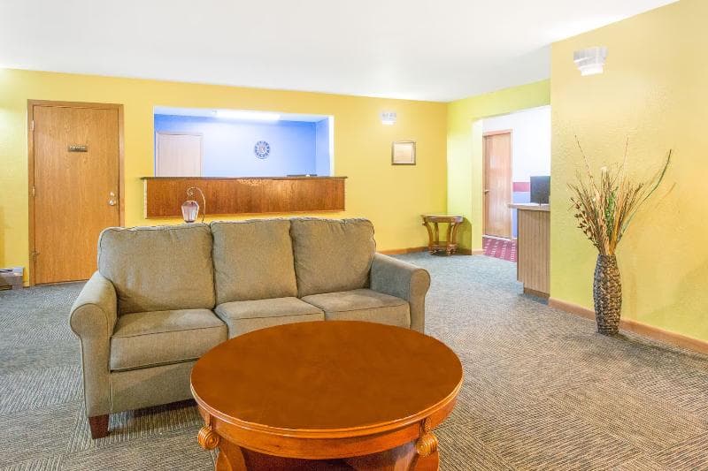 Super 8 by Wyndham Escanaba 5