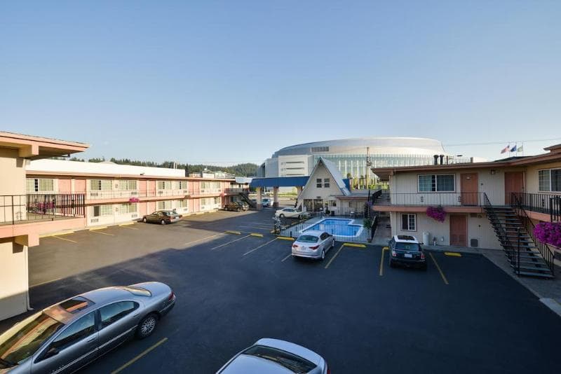 University Inn & Suites 3