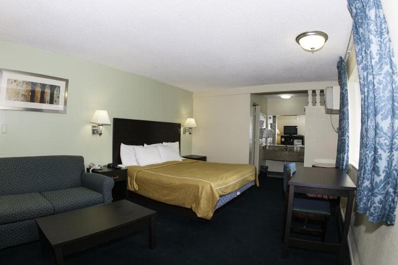 University Inn & Suites 4