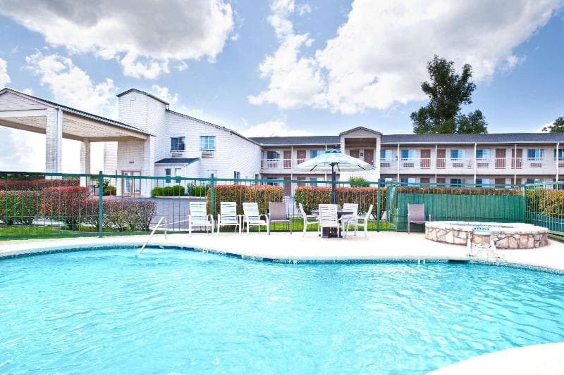 Days Inn By Wyndham Kerrville 5