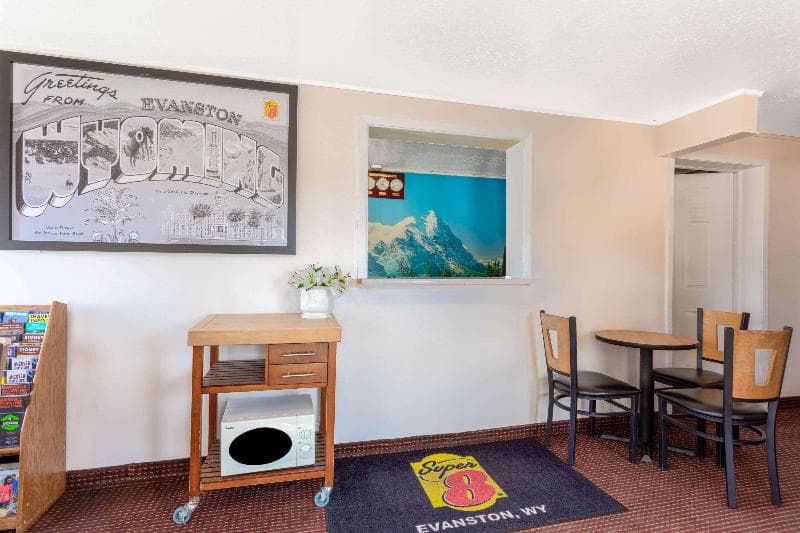 Super 8 By Wyndham Evanston 4