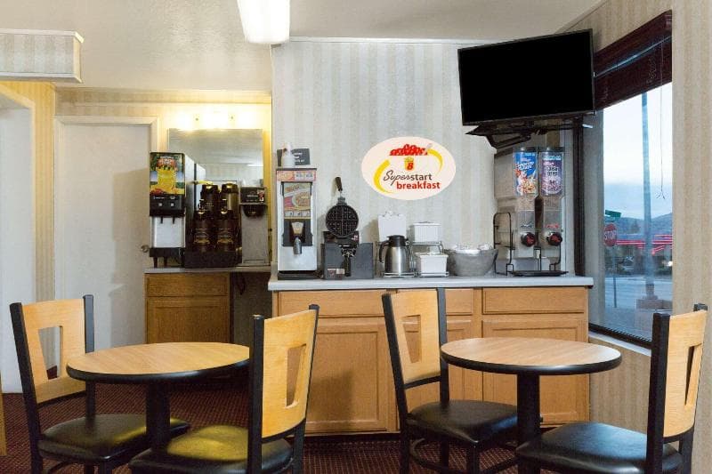 Super 8 By Wyndham Evanston photo 1