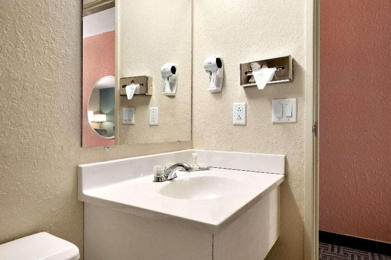 Rodeway Inn 5