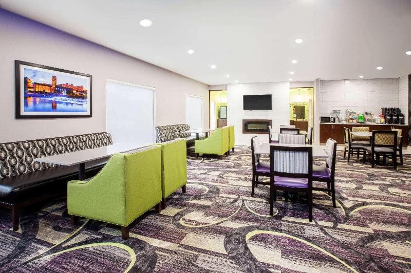 La Quinta Inn & Suites by Wyndham Elkhart 3