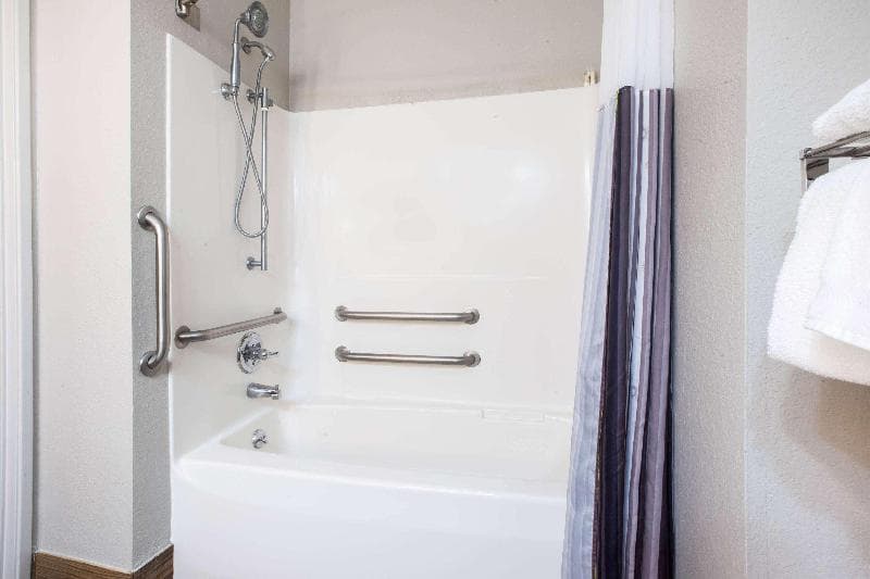 La Quinta Inn & Suites by Wyndham Elkhart 4