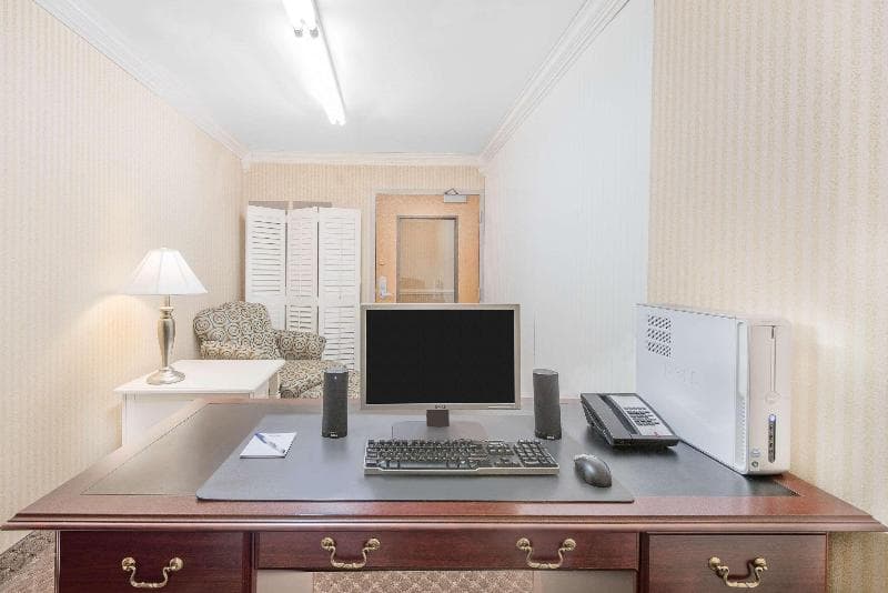 Erie Inn And Suites photo 1