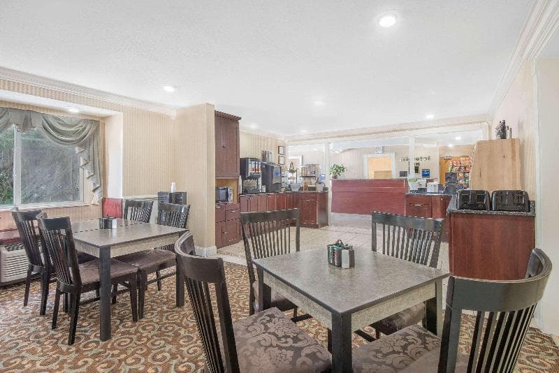 Erie Inn And Suites 4