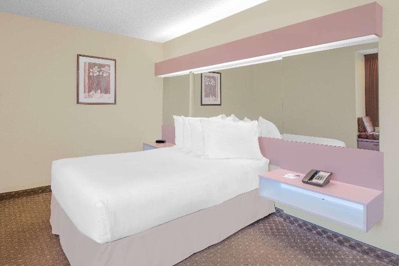 Erie Inn And Suites main