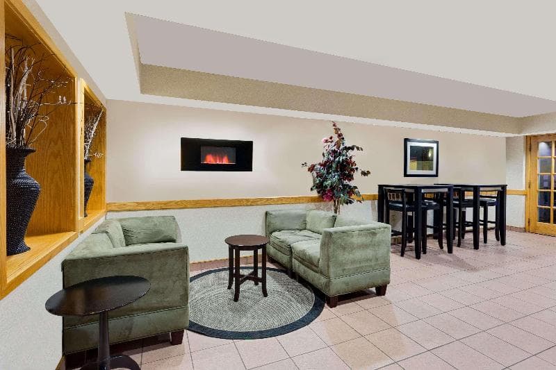 Ramada by Wyndham Marquette 2