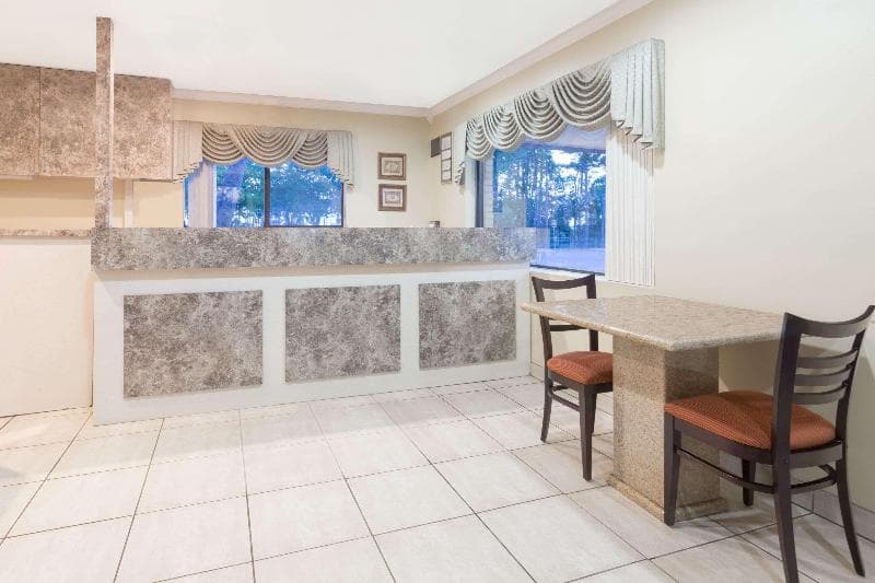 Super 8 by Wyndham Fort Walton Beach 3