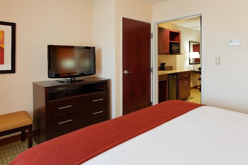 Holiday Inn Express & Suites Florence Northeast 5