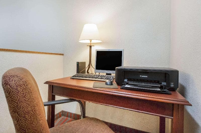 Super 8 by Wyndham Fairmont photo 1