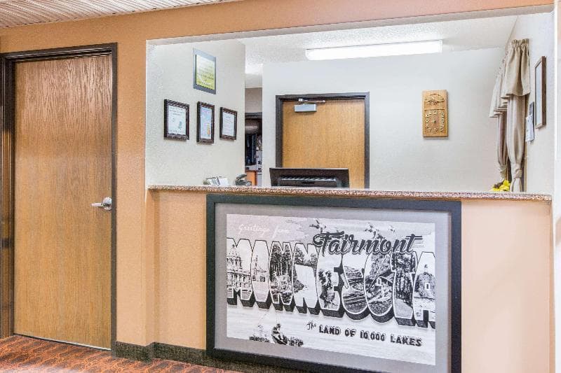 Super 8 by Wyndham Fairmont 4