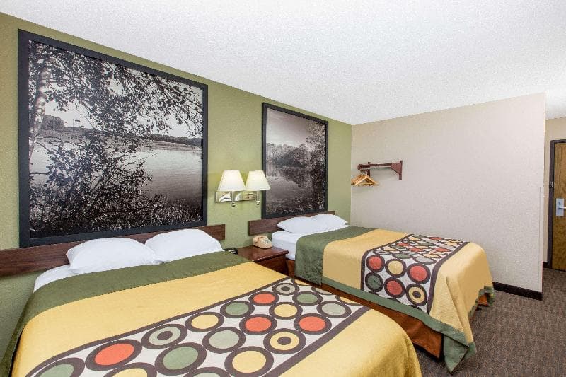 Super 8 by Wyndham Fairmont 2