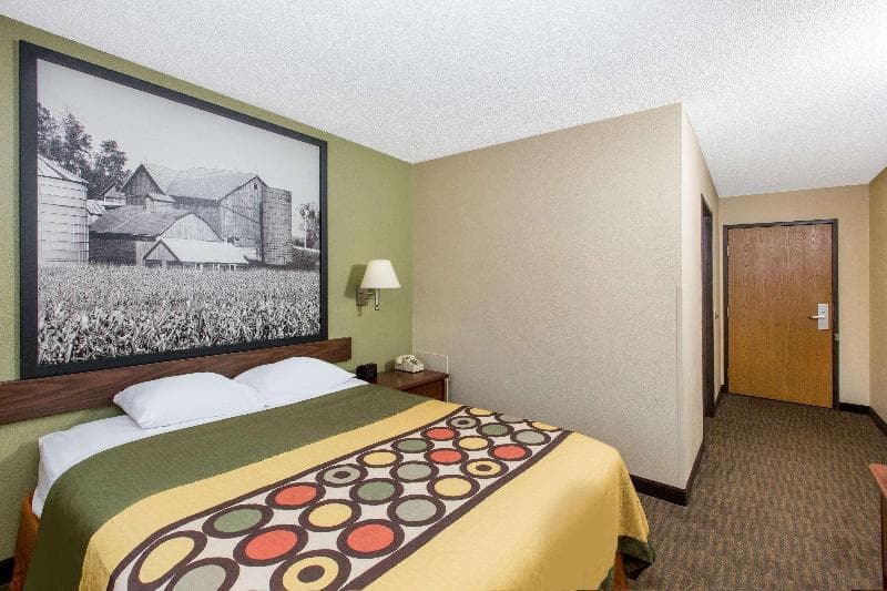 Super 8 by Wyndham Fairmont 5