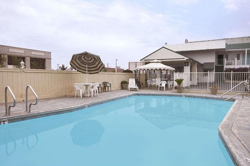 Travelodge By Wyndham Fresno Convention Center Area 2