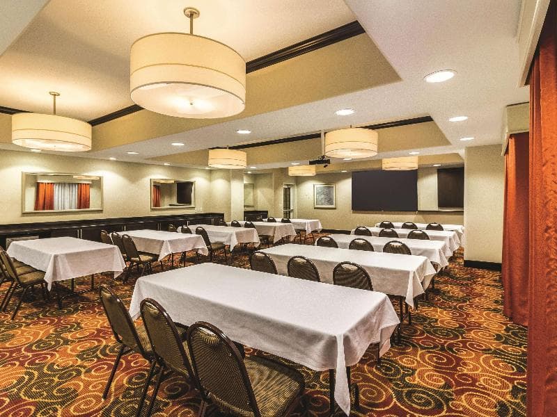 La Quinta Inn & Suites by Wyndham Fargo-Medical Center photo 1