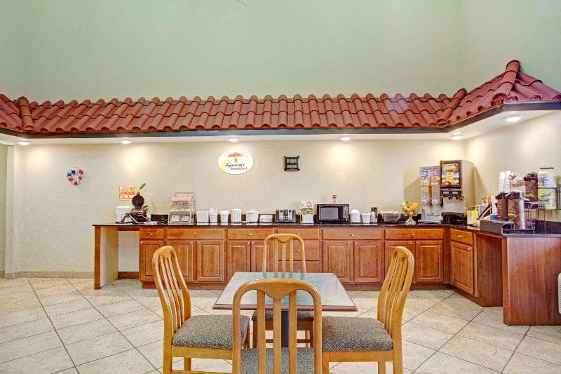 Super 8 by Wyndham Forrest City 3