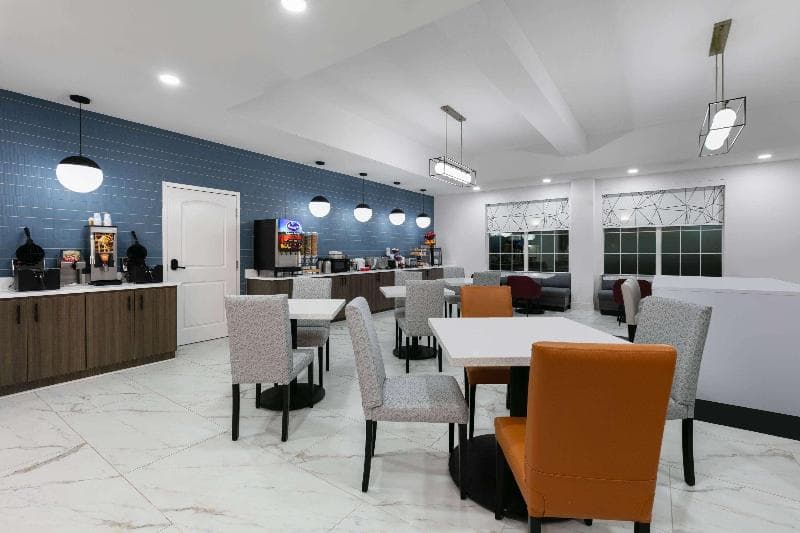 La Quinta Inn & Suites by Wyndham Burleson 3