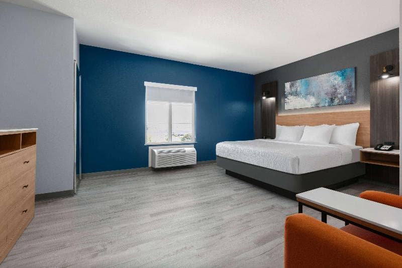 La Quinta Inn & Suites by Wyndham Burleson 5