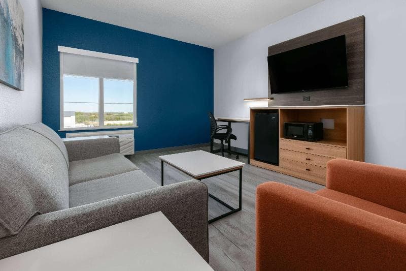 La Quinta Inn & Suites by Wyndham Burleson 4