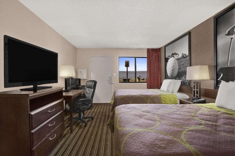 Super 8 by Wyndham Fort Myers 5