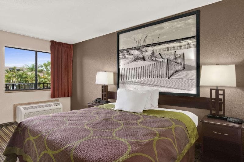 Super 8 by Wyndham Fort Myers 2