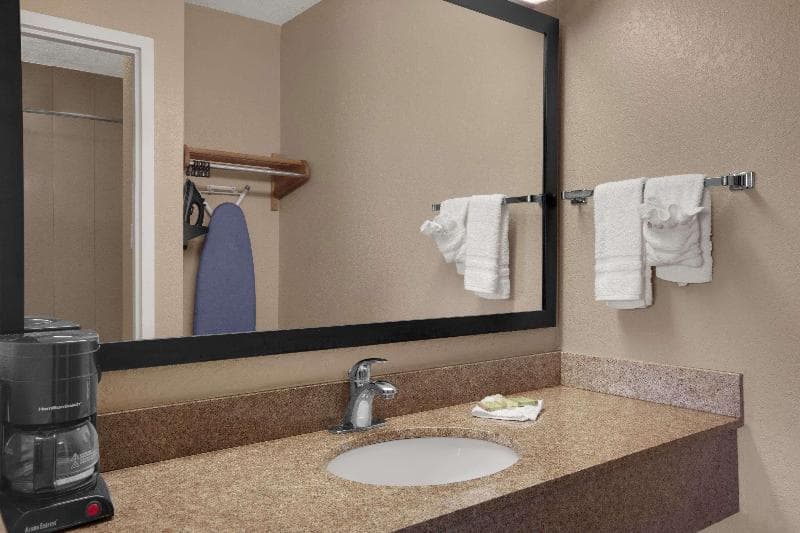 Super 8 by Wyndham Fort Myers 4
