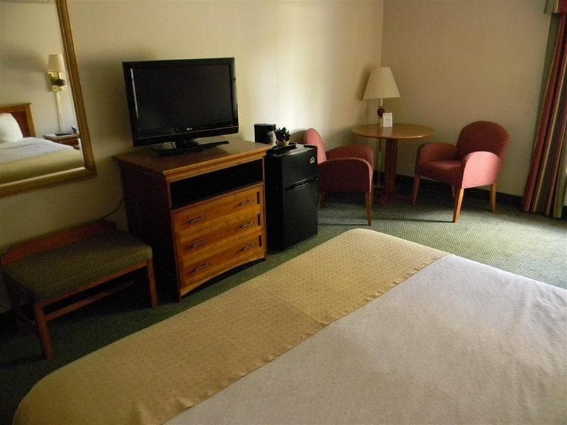 Holiday Lodge Hotel & Conference Center 4