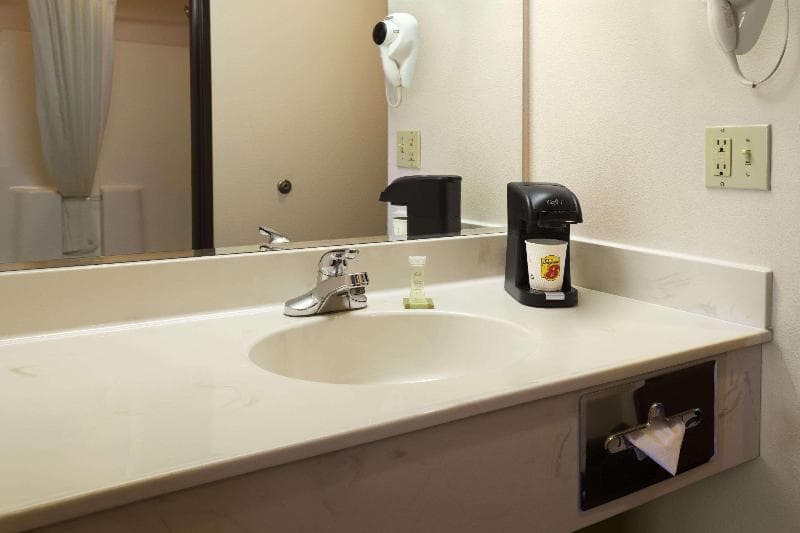 Super 8 by Wyndham Colorado Springs Airport 4