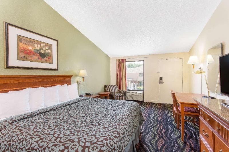 Days Inn By Wyndham Florence/I-95 North photo 1