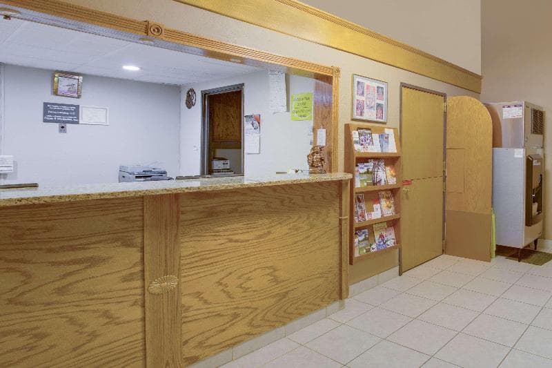 Super 8 by Wyndham Worthington Minnesota 4